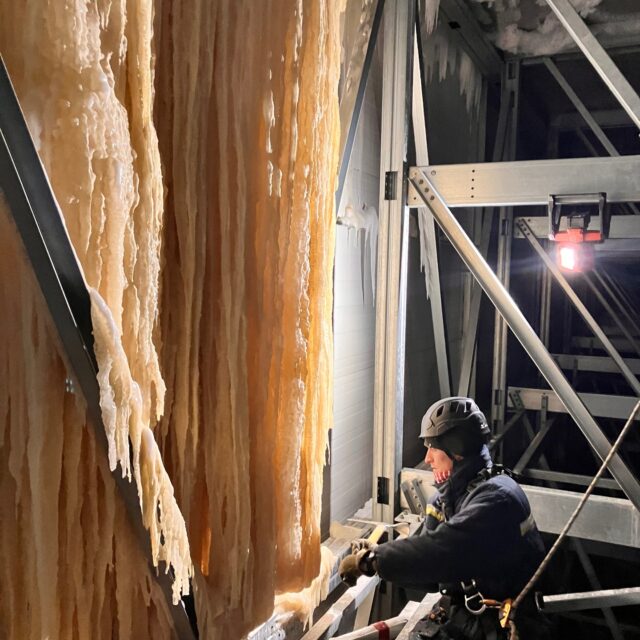 -30° Grad / 38 m hoch / nur 15 % Sauerstoff. Wassereinbruch in Tiefkühler.