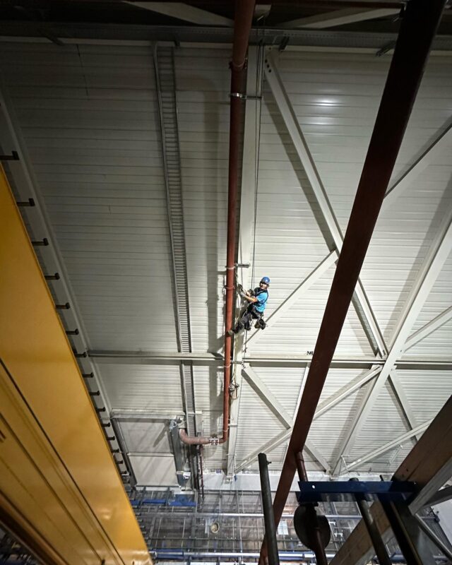 Sprinkler Montage #petzlprofessional #industrialclimbing #höhenarbeit #ropeaccess