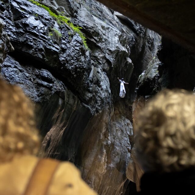 Fantastische Performance mit Catherine Jaeger (öff öff aerial dance) für die Schlossmediale Werdenberg und Bad Ragartz im alten Bad Pfäfers.