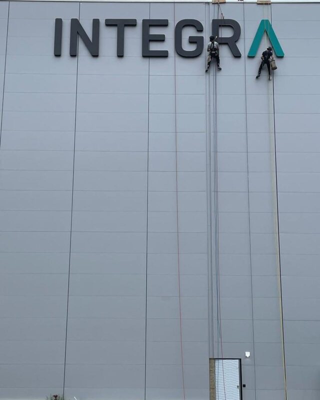 Leuchtschrift-Montage Integra 
Vielen Dank an den Auftraggeber @sirek_buechel_ag für die reibungslose Zusammenarbeit.